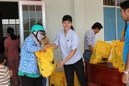 Công ty Thể Thao Bình Điền Long An ủng hộ quà giúp đỡ người nghèo Xã Quê Mỹ Thạnh ăn Tết Nguyên Đán 2016