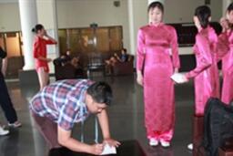 Chân dài Triều Tiên thích thú khi thử áo dài Việt Nam.