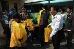 Công Ty TNHH MTV Thể Thao Bình Điền Long An trao 100 phần quà cho hộ nghèo hai xã ở huyện Hớn Quản - tỉnh Bình Phước