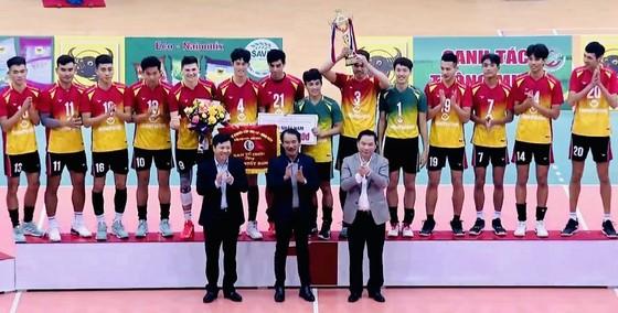 Đôi nam Ninh Bình đã bảo vệ thành công cúp vô địch giải Hoa Lư-Bình Điền 2023. Ảnh: MINH MINH