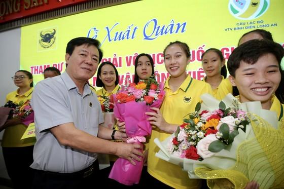 Ngô Văn Đông Tổng Giám Đốc Cty cổ phần phân bón Bình Điền tặng hoa cho các VĐV nữ trong ngày lễ xuất quân 20-10 ảnh 1