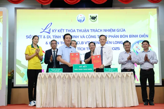 Ký kết hợp tác giữa 2 đơn vị. Ảnh: QUỲNH MAI 1000027764.jpg